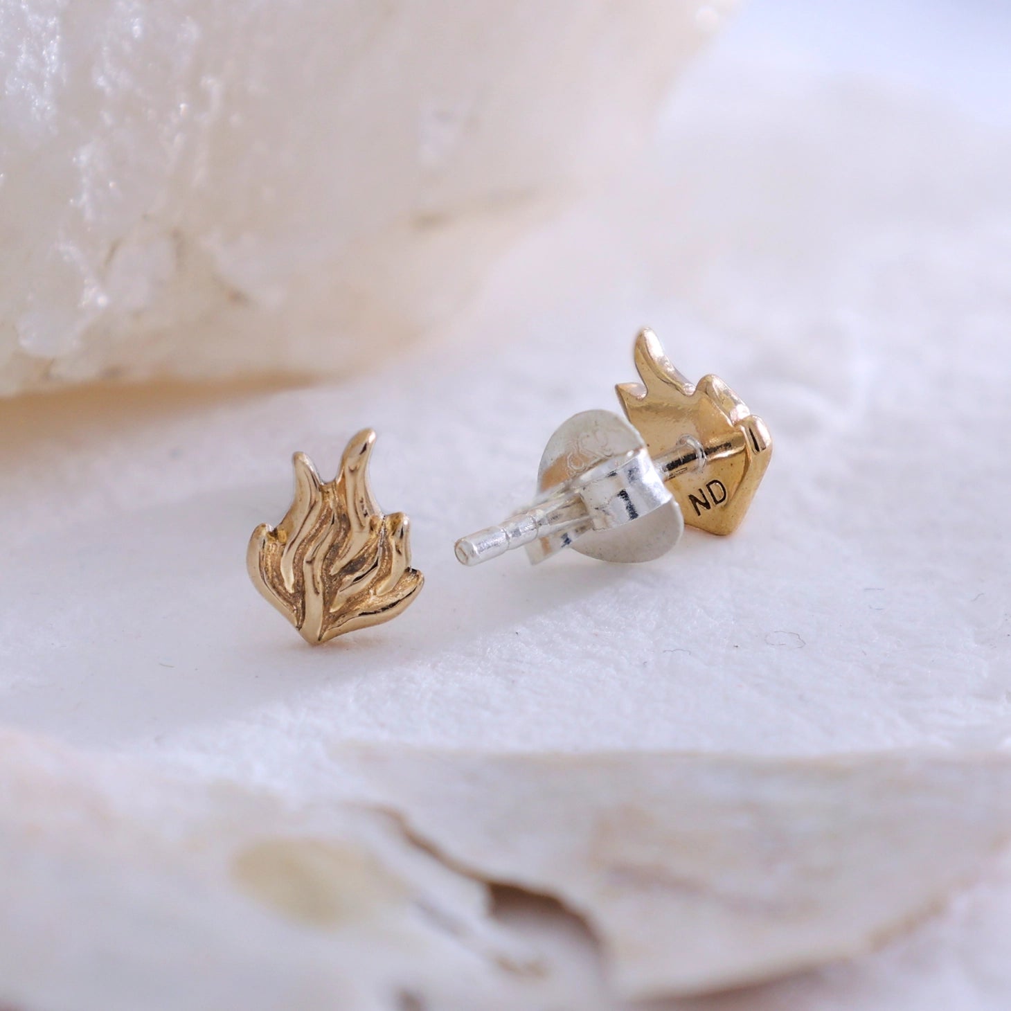 Zilveren studs met bronzen vlam