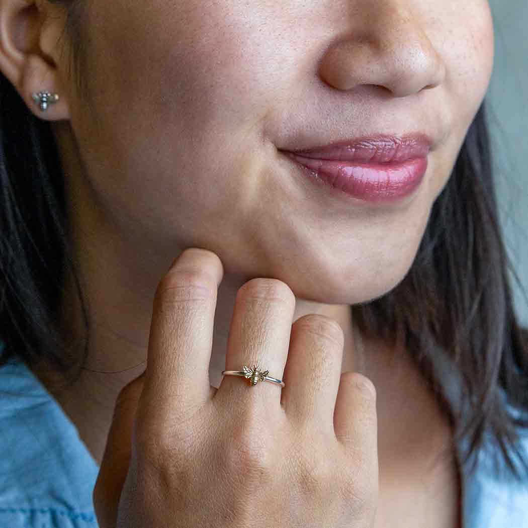 Zilveren ring met bronzen bij