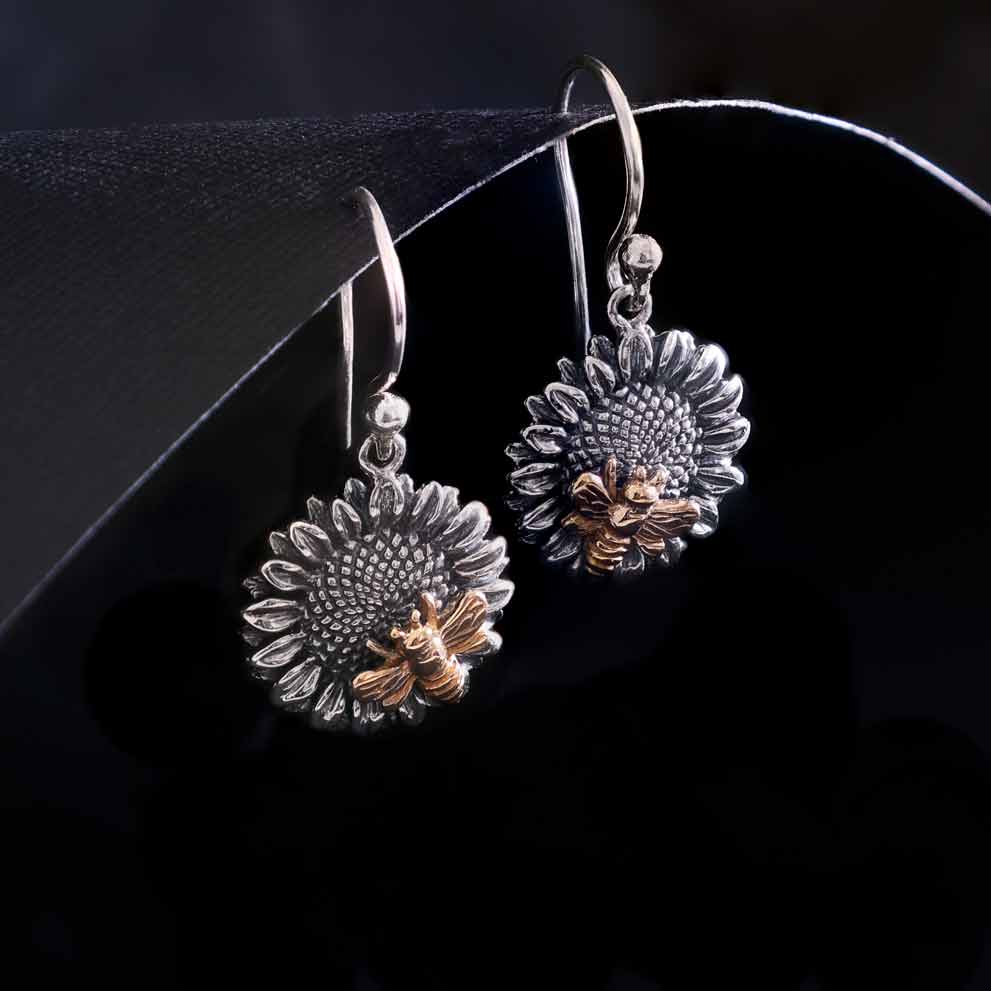 Zilveren oorbellen met zonnebloem en bronzen bij