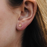 Zilveren studs met bronzen vlam