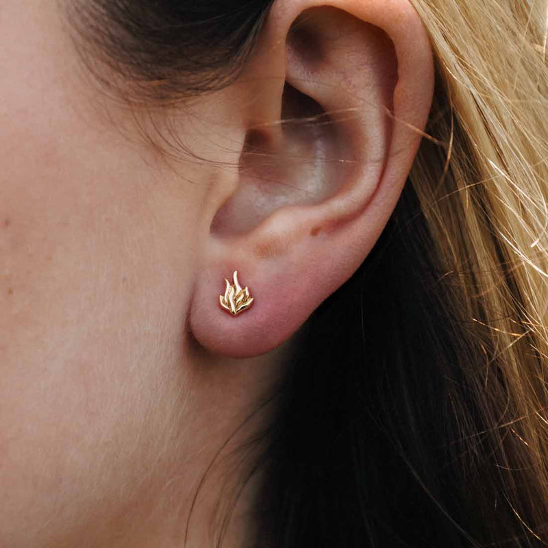 Zilveren studs met bronzen vlam