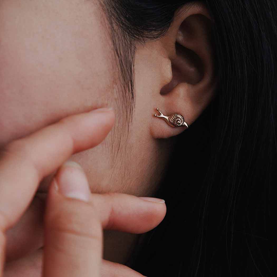 Silver earrings with bronze snail