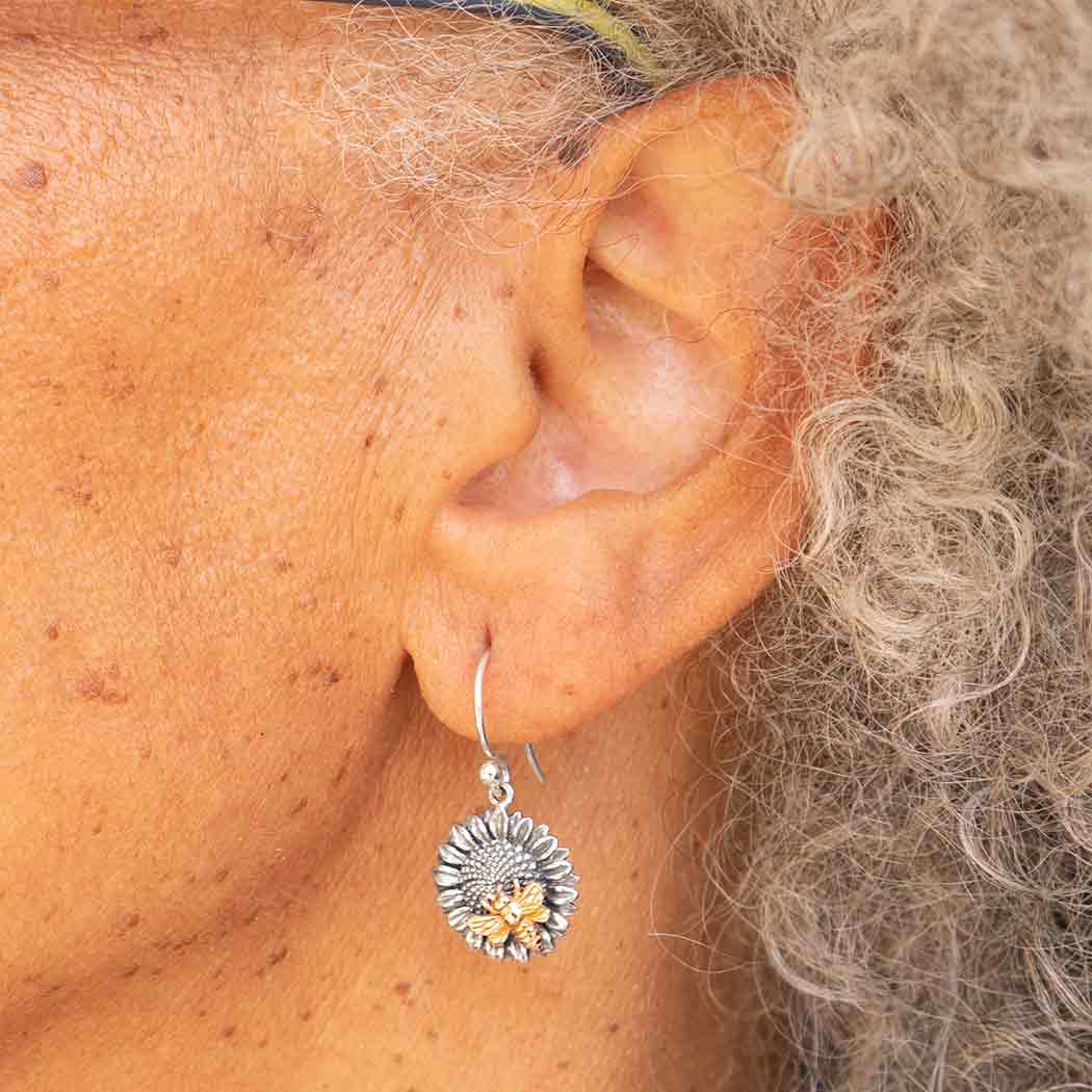 Zilveren oorbellen met zonnebloem en bronzen bij