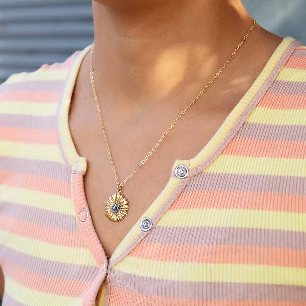 Gold filled halsketting met bronzen/zilveren madeliefje