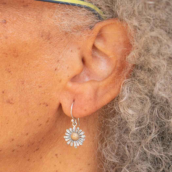 Zilveren/bronzen oorbellen madeliefje (hangers) - Fairy Positron