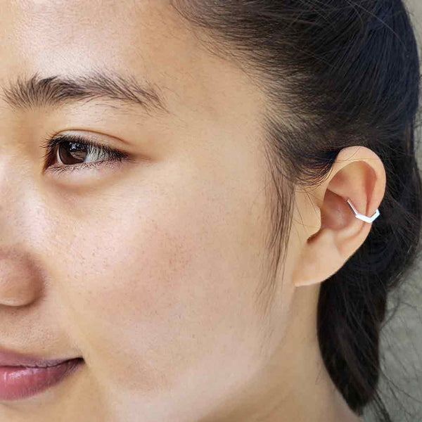 Zilveren oorbel hexagoon (earcuff) - Fairy Positron