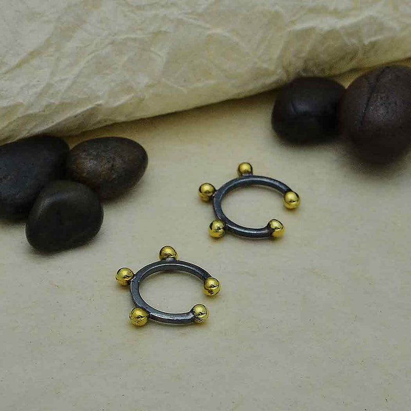 Zwart zilveren oorbel met bronzen balletjes (earcuff) - Fairy Positron