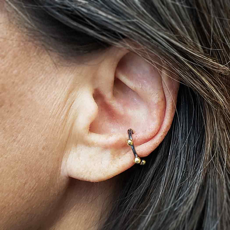 Zwart zilveren oorbel met bronzen balletjes (earcuff) - Fairy Positron